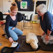 Bliv tryg i hverdagen med førstehjælpskursus til erhverv