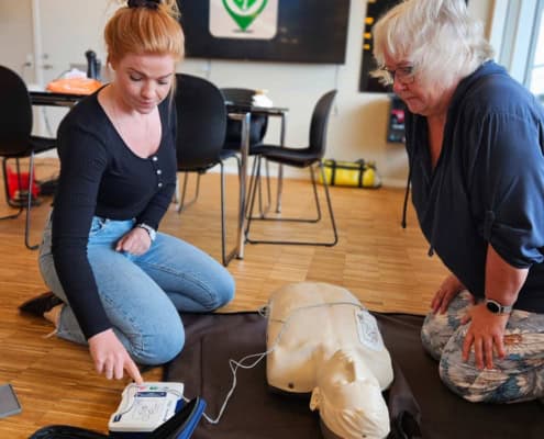 Bliv tryg i hverdagen med førstehjælpskursus til erhverv